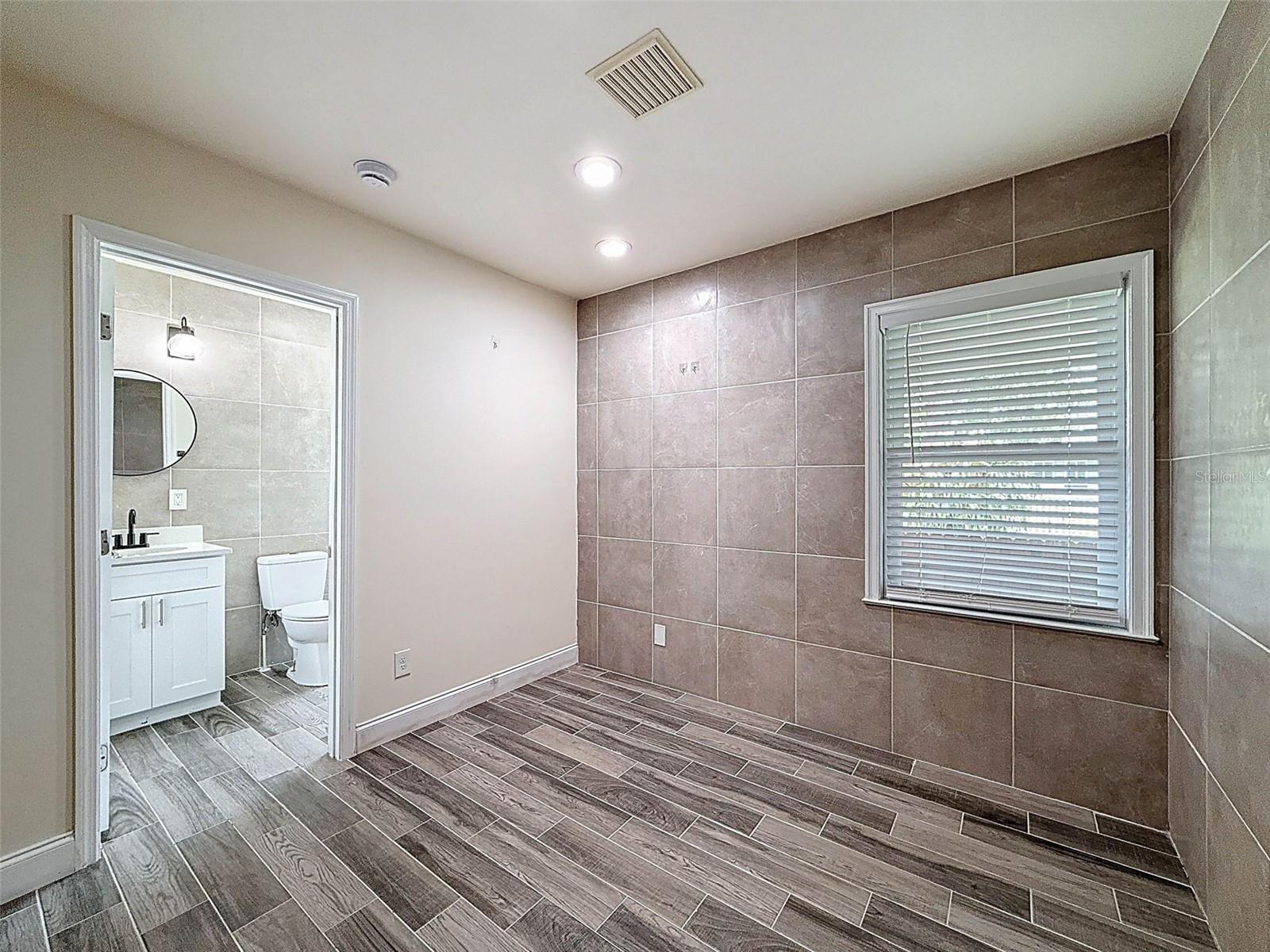 Image 41 of 73 For 425 49th Street N