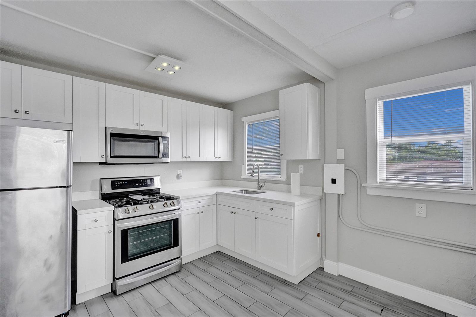 Image 4 of 52 For 924 Mcintosh Street