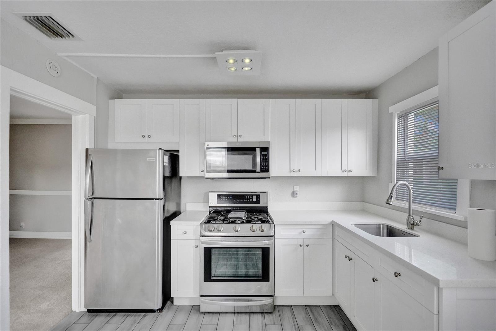 Image 6 of 52 For 924 Mcintosh Street