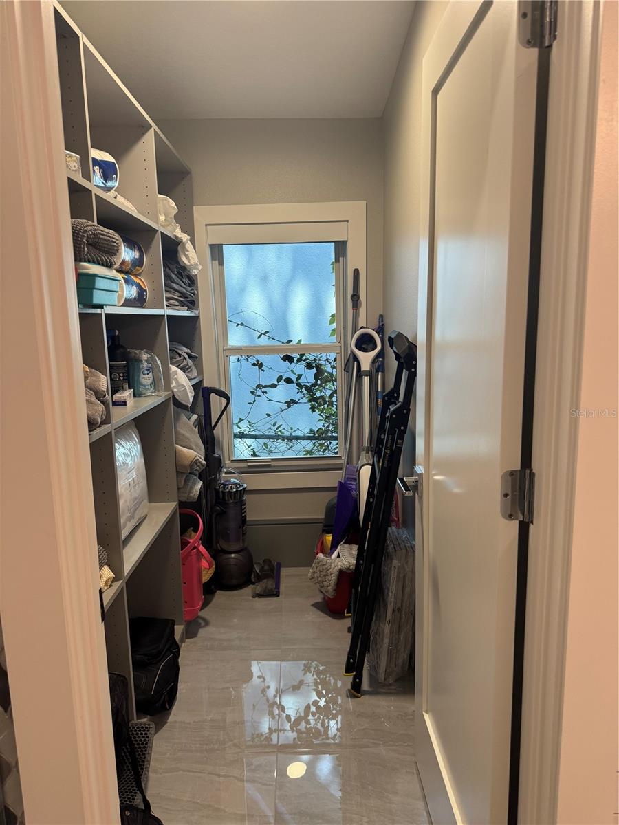 Image 13 of 38 For 808 Edgewater Drive