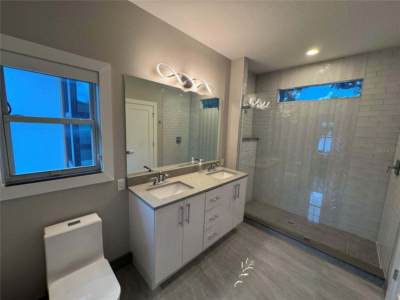 Image 18 of 38 For 808 Edgewater Drive