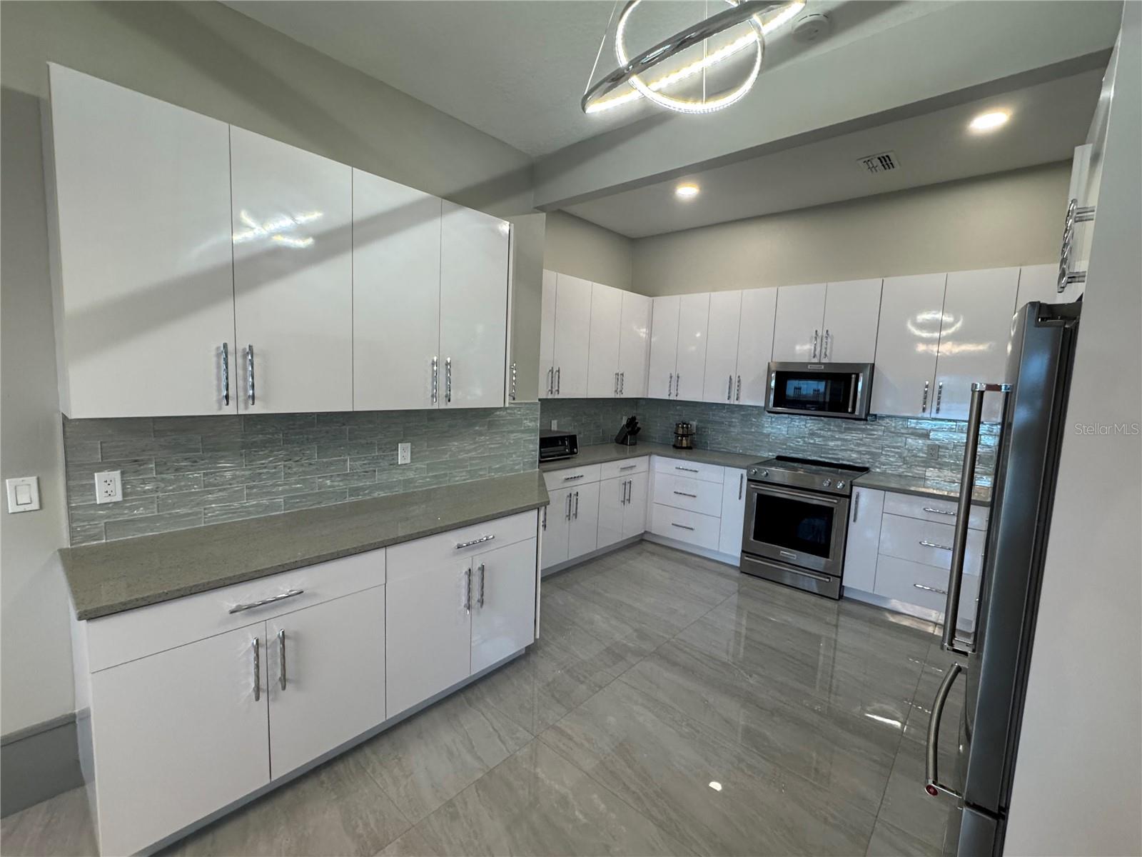 Image 9 of 38 For 808 Edgewater Drive
