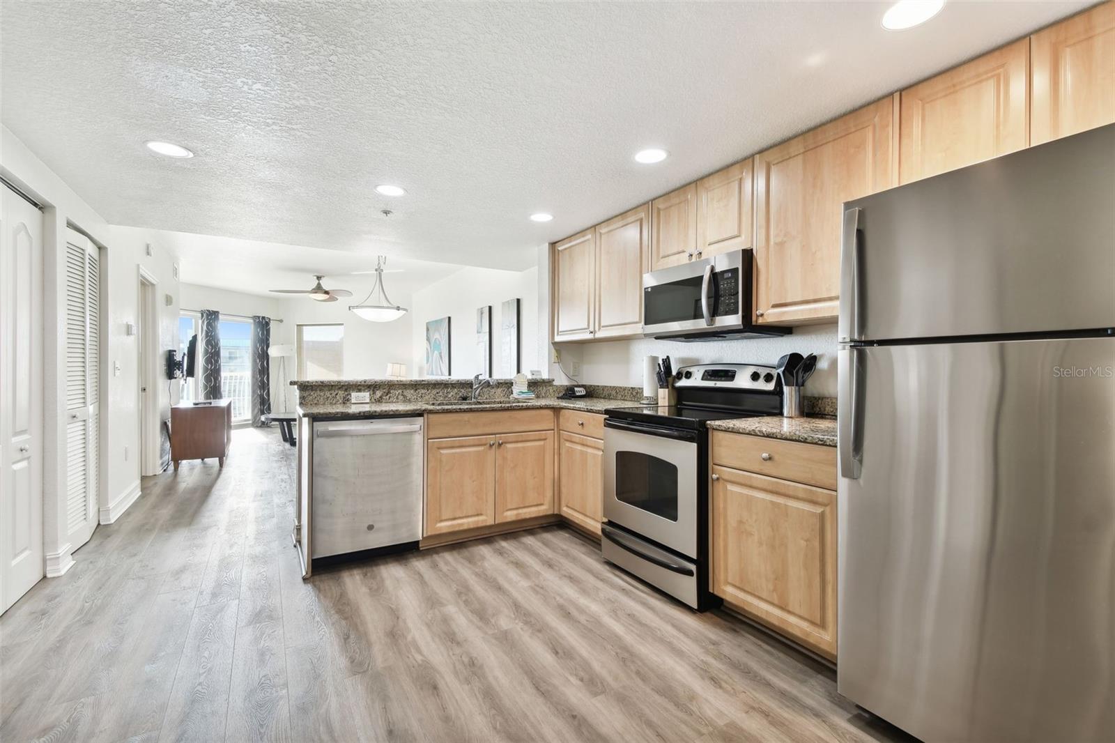 Image 10 of 34 For 11605 Gulf Boulevard 402