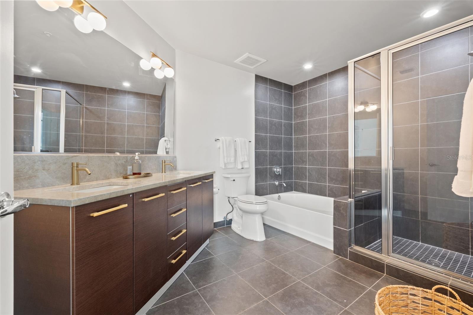 Image 32 of 45 For 400 4th Avenue S 704
