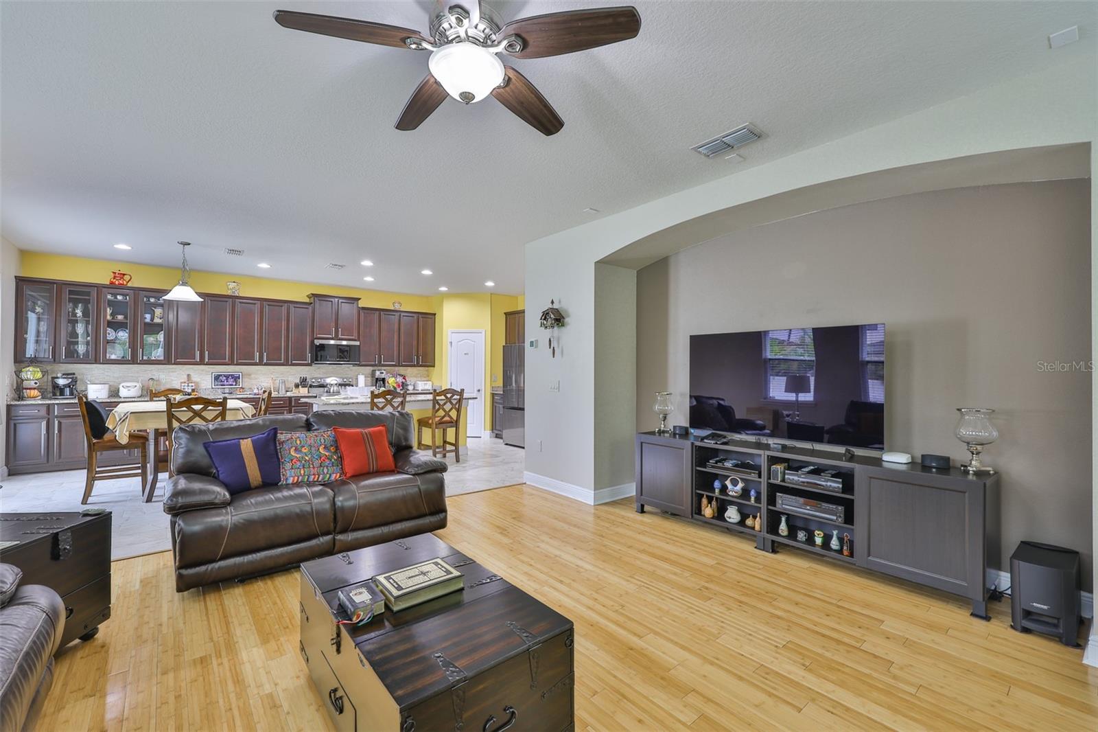 Listing photo id 11 for 7703 West Shore Boulevard