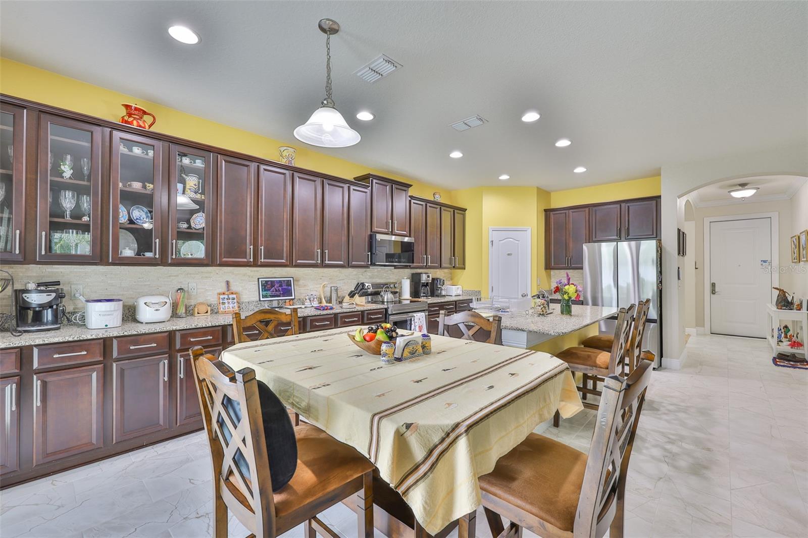 Listing photo id 13 for 7703 West Shore Boulevard