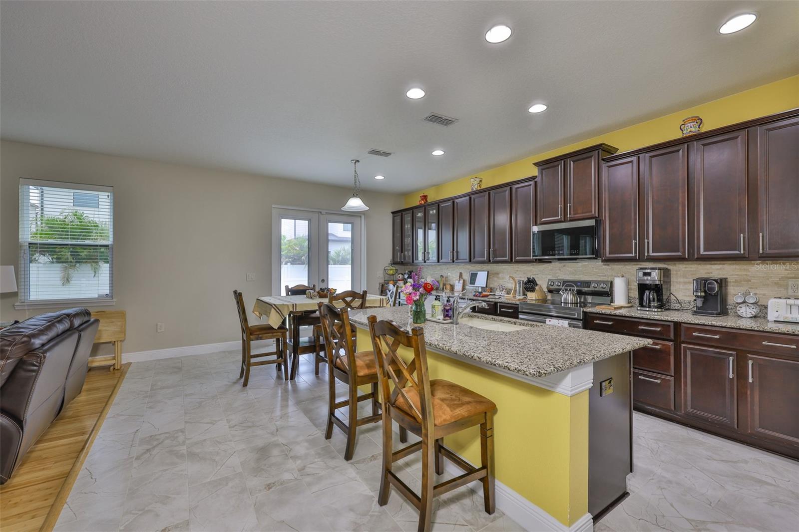 Listing photo id 5 for 7703 West Shore Boulevard
