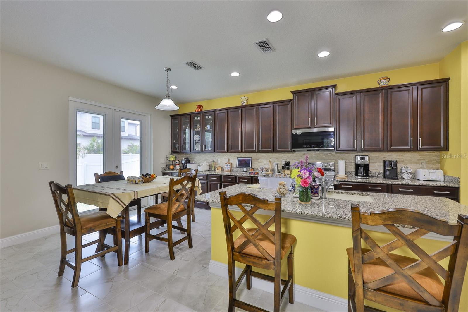 Listing photo id 7 for 7703 West Shore Boulevard