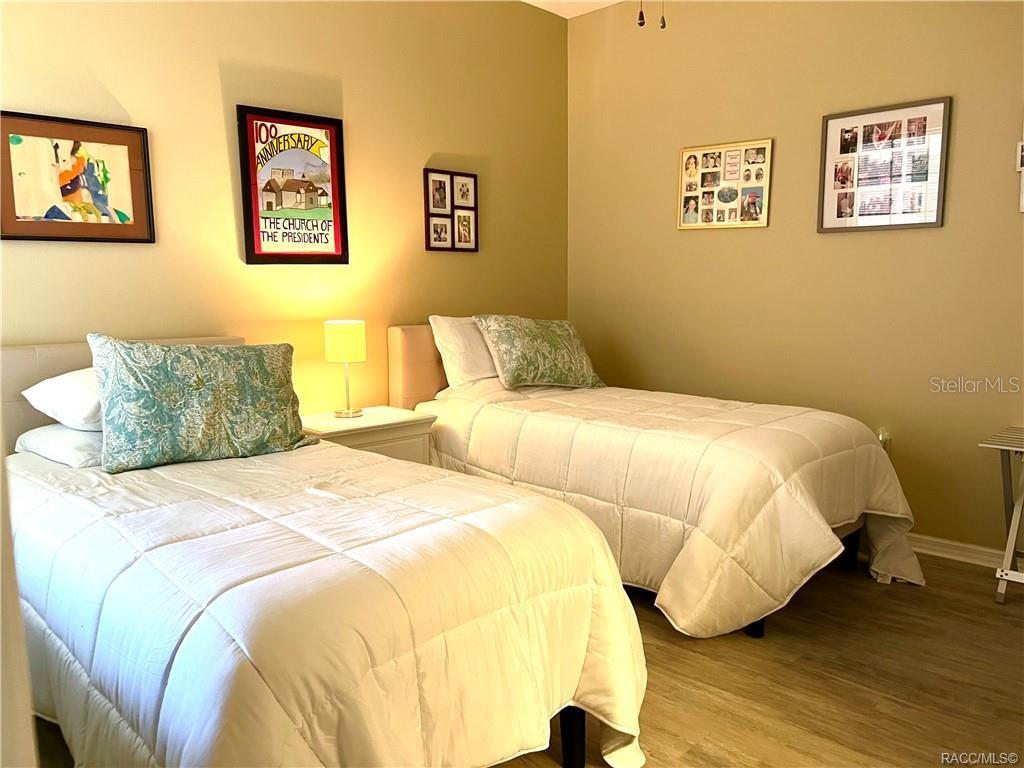 Listing photo id 8 for 6847 Queensbury Lane