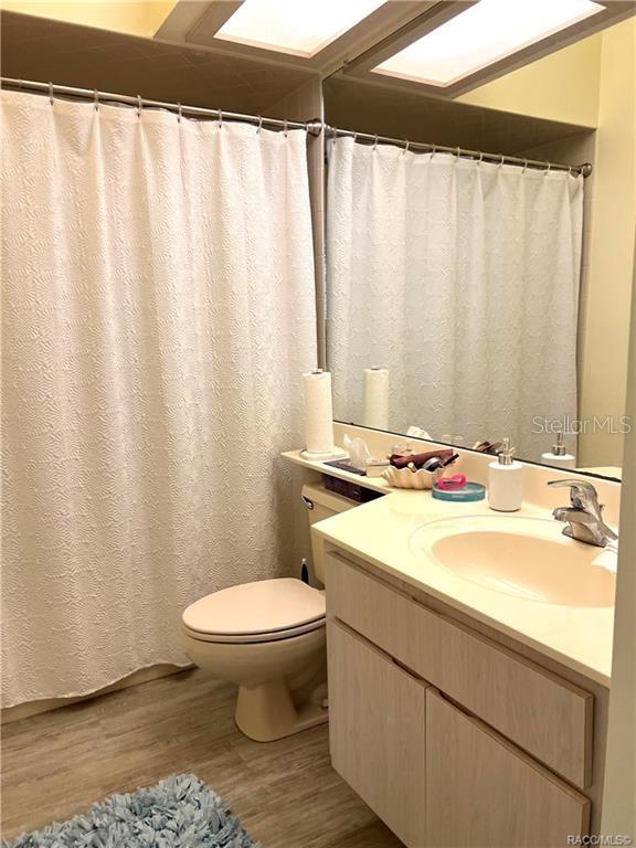 Listing photo id 9 for 6847 Queensbury Lane
