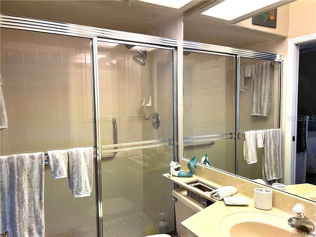 Listing photo id 10 for 6847 Queensbury Lane