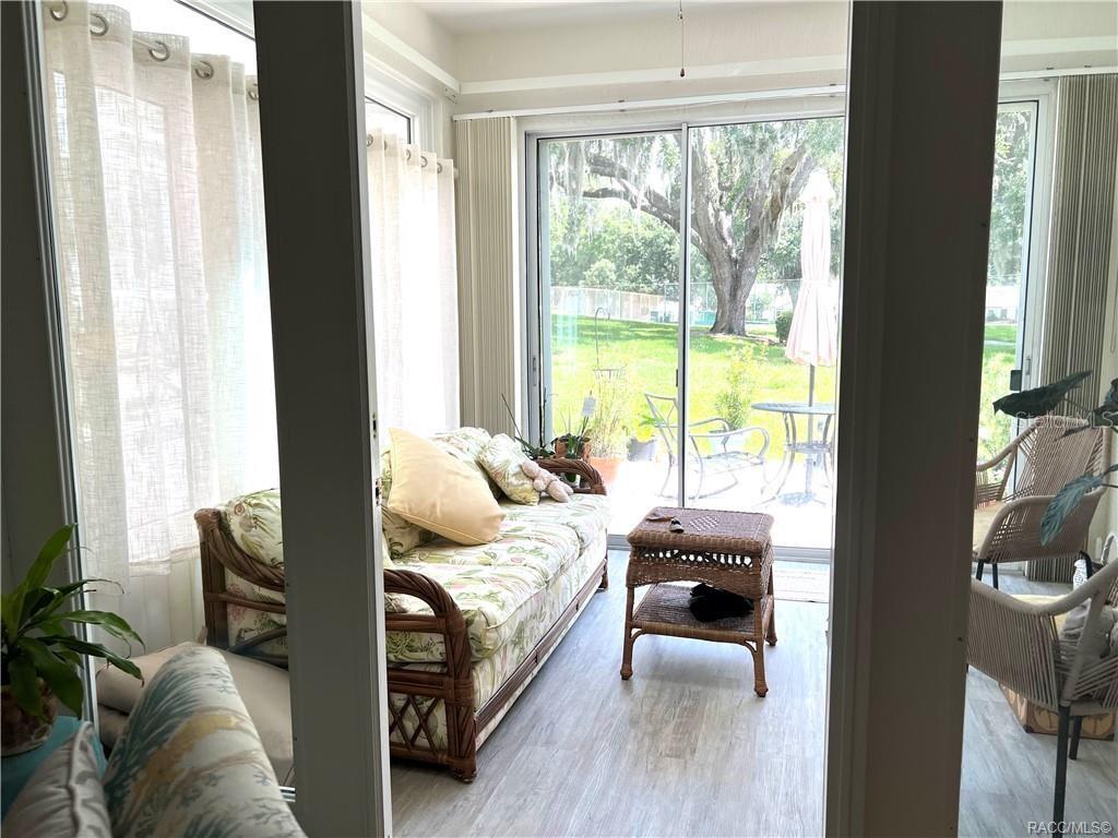 Listing photo id 12 for 6847 Queensbury Lane