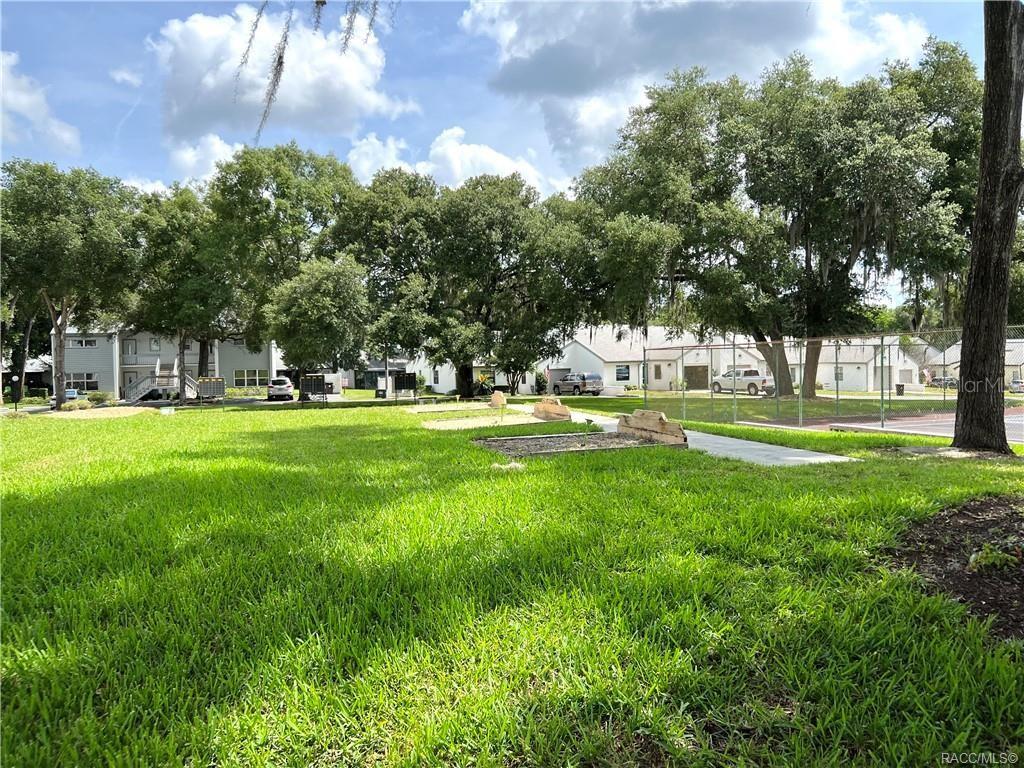 Listing photo id 18 for 6847 Queensbury Lane