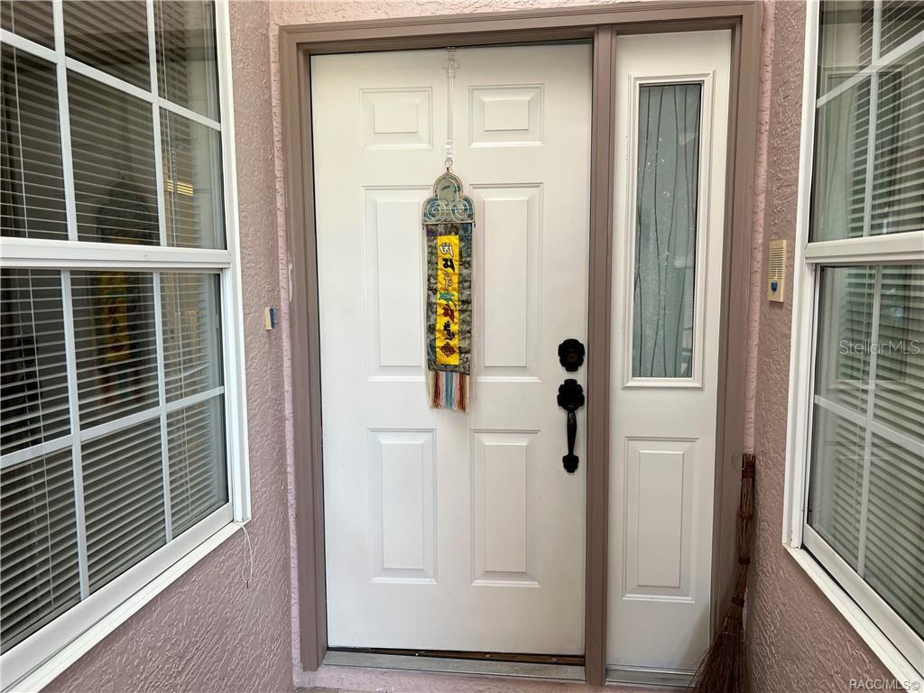Listing photo id 1 for 6847 Queensbury Lane