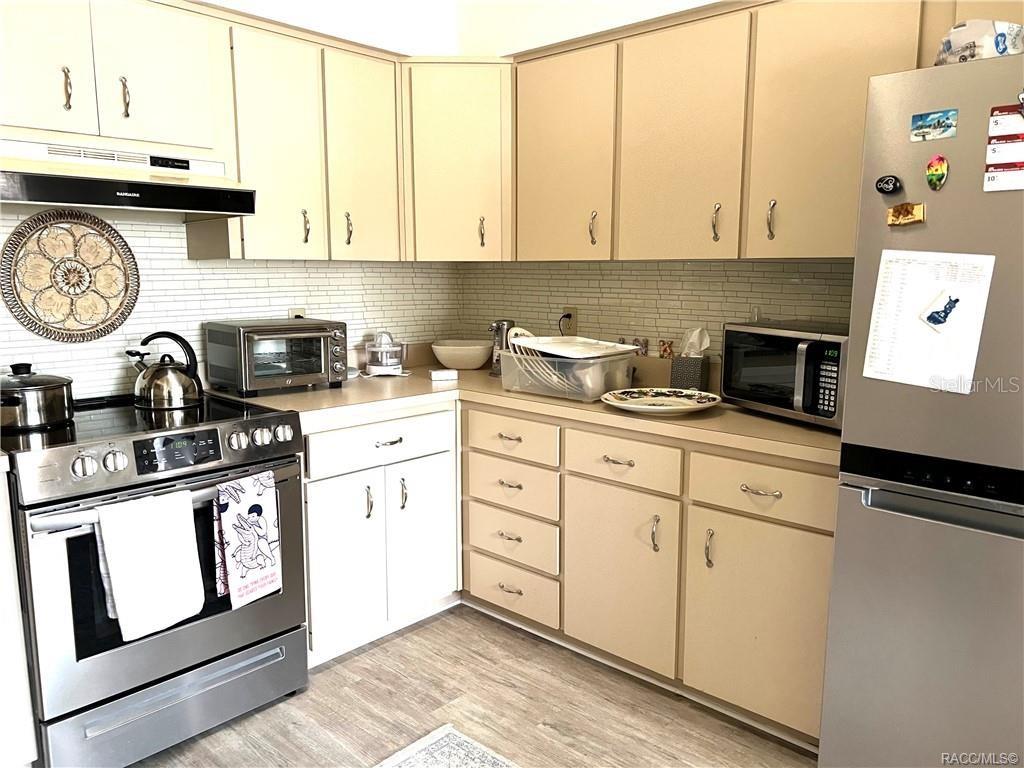 Listing photo id 4 for 6847 Queensbury Lane
