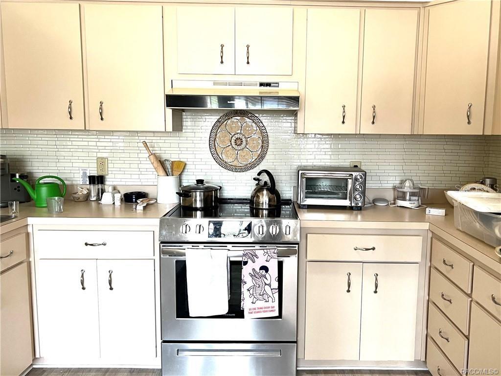Listing photo id 5 for 6847 Queensbury Lane