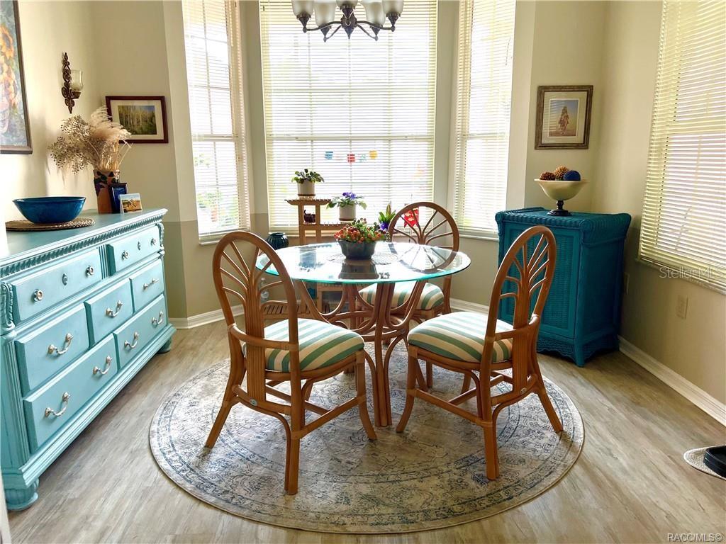 Listing photo id 6 for 6847 Queensbury Lane