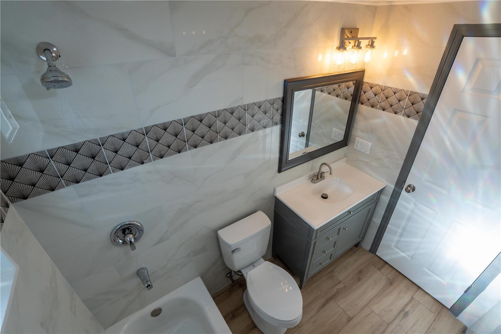 Listing photo id 9 for 2908 Edenwood Street