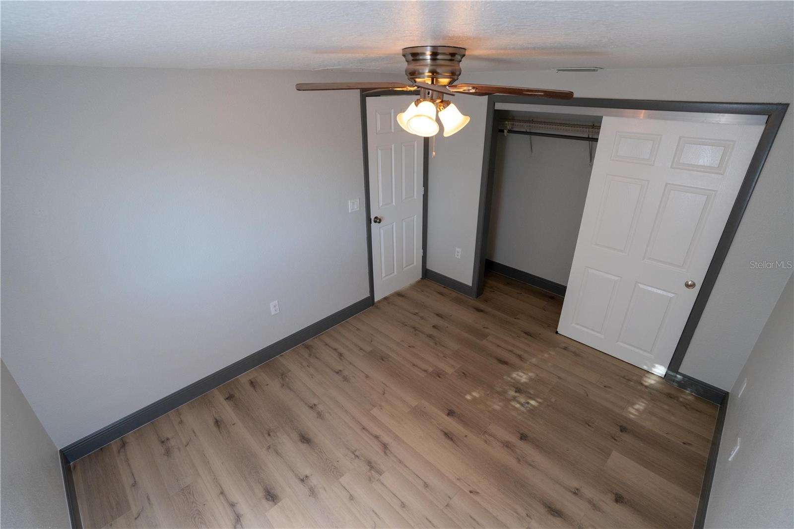 Listing photo id 12 for 2908 Edenwood Street
