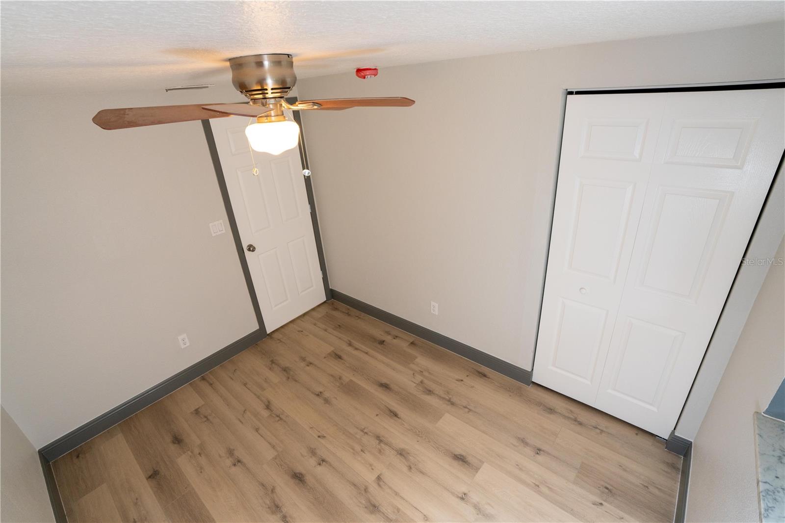 Listing photo id 16 for 2908 Edenwood Street