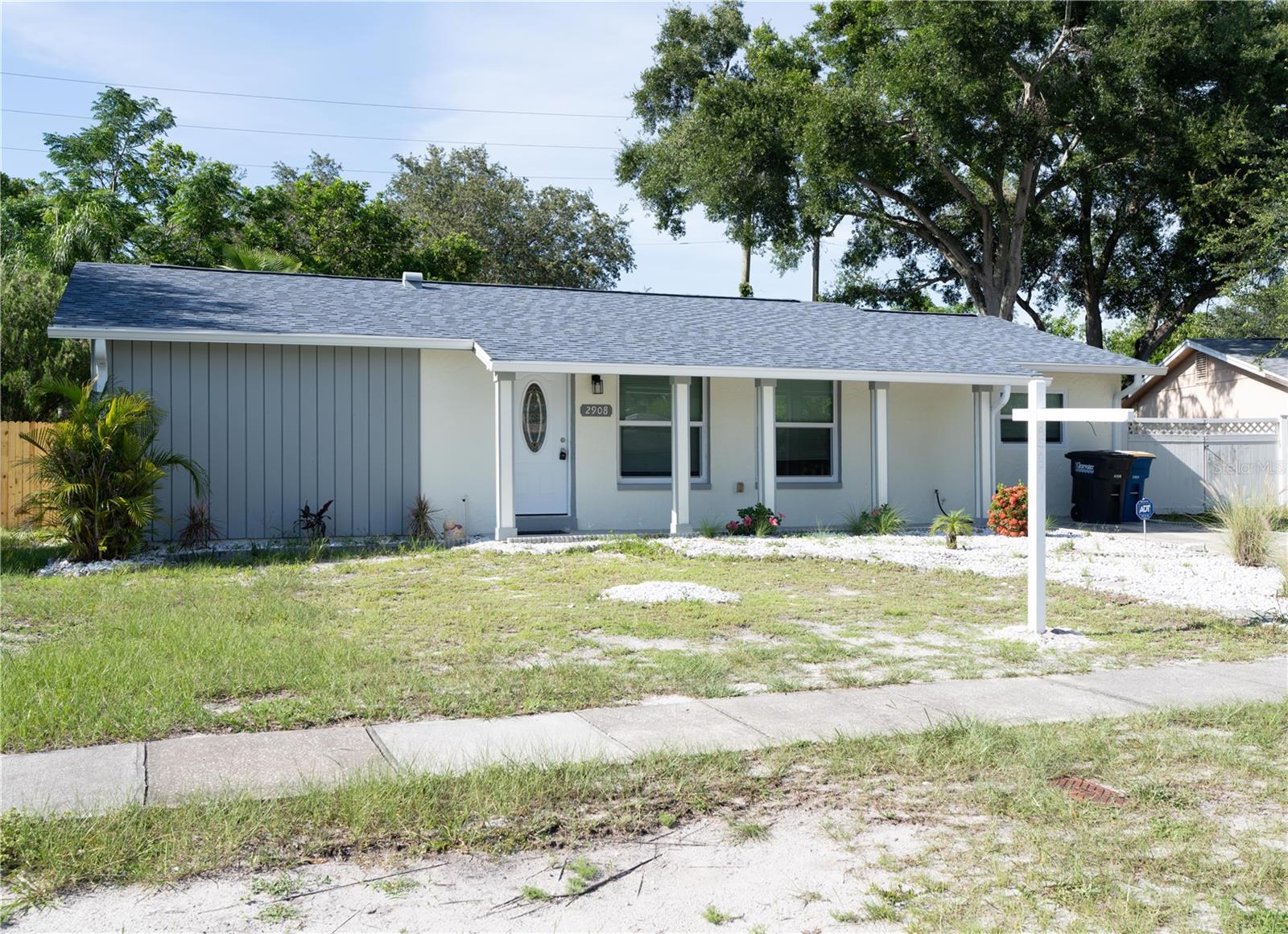 Listing photo id 0 for 2908 Edenwood Street