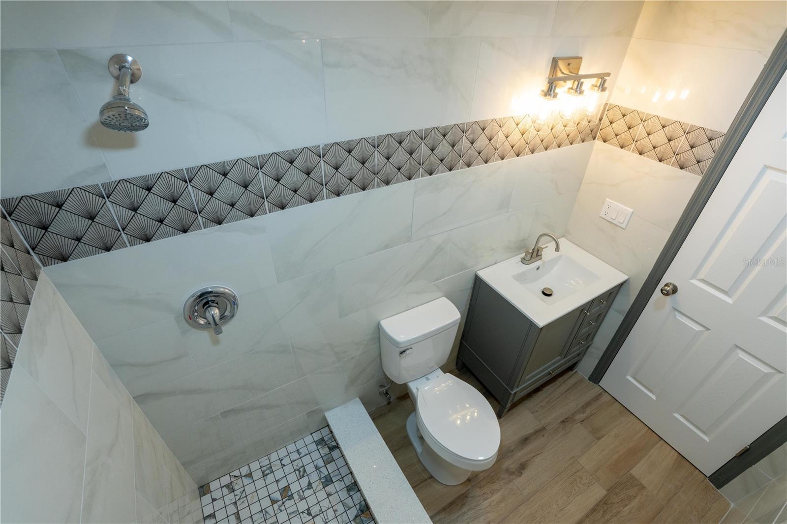 Listing photo id 18 for 2908 Edenwood Street