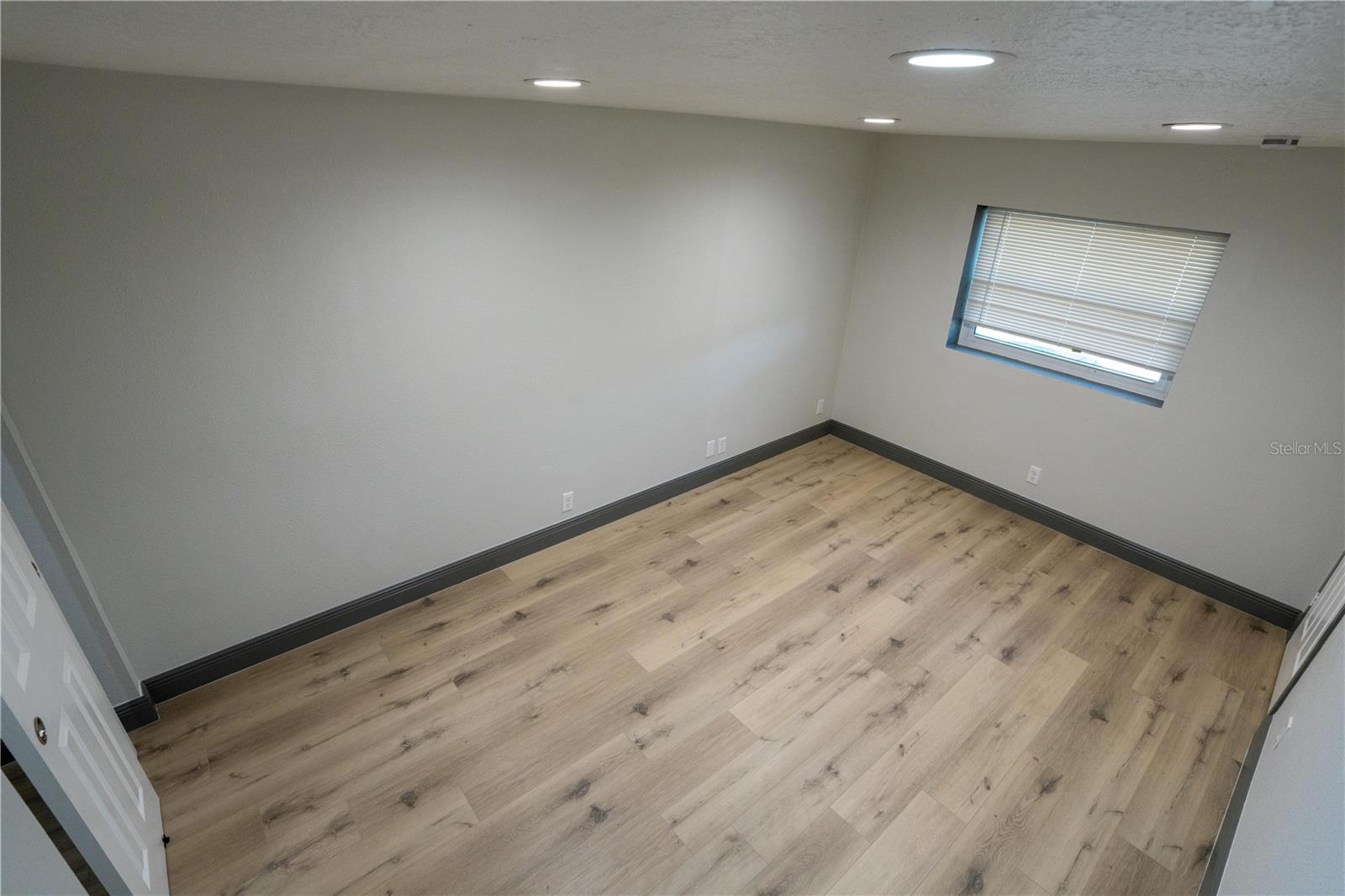 Listing photo id 19 for 2908 Edenwood Street
