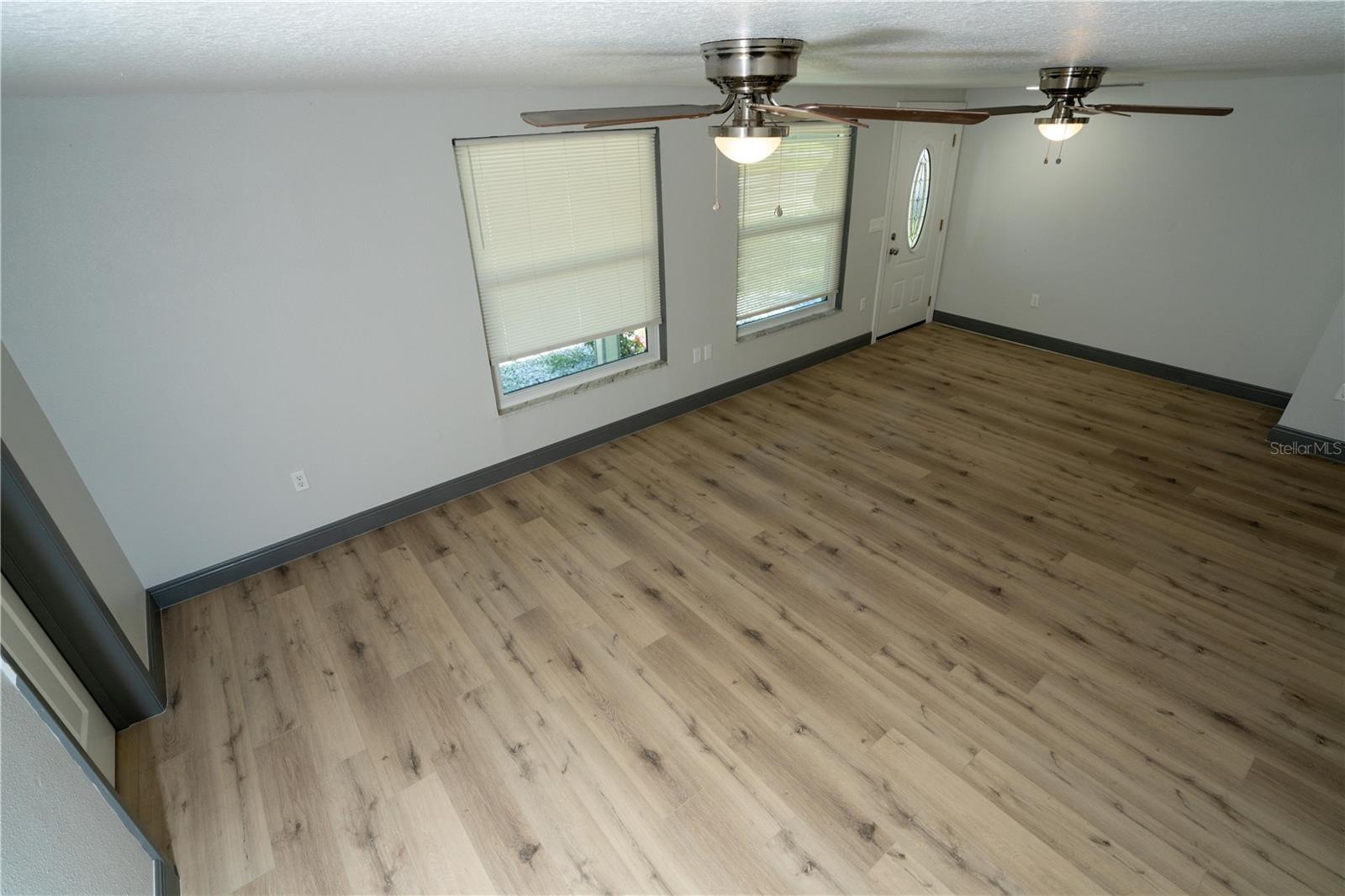 Listing photo id 3 for 2908 Edenwood Street