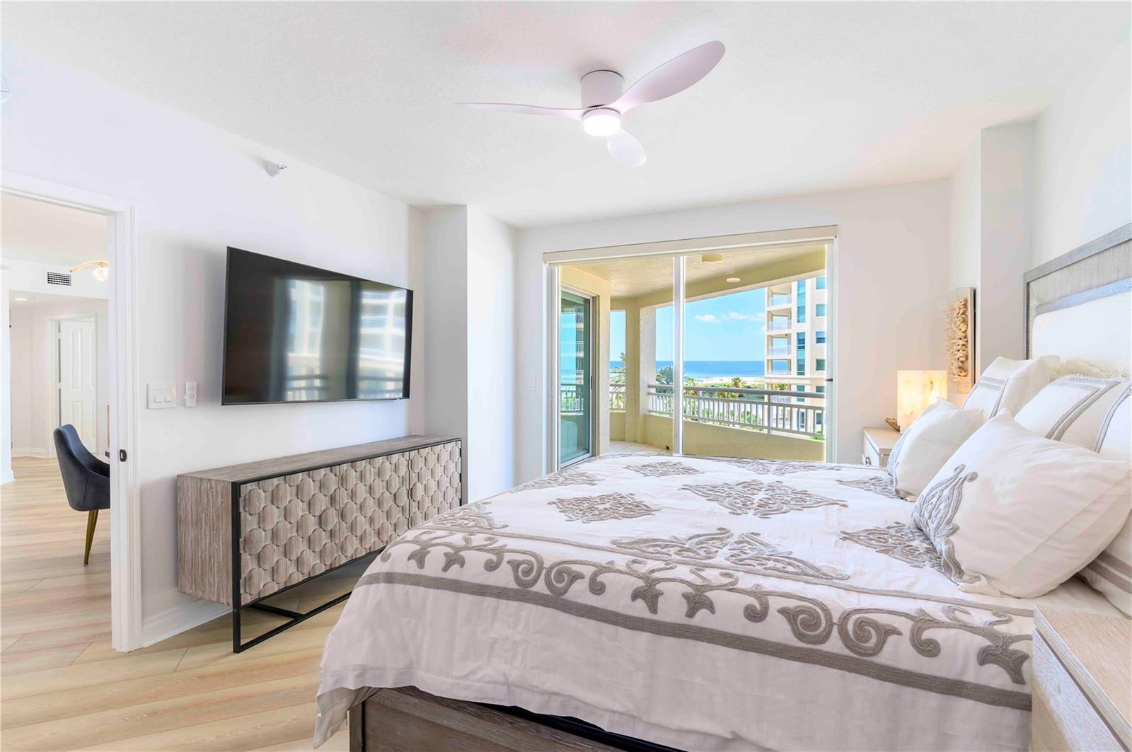 Image 14 of 38 For 1180 Gulf Boulevard 504