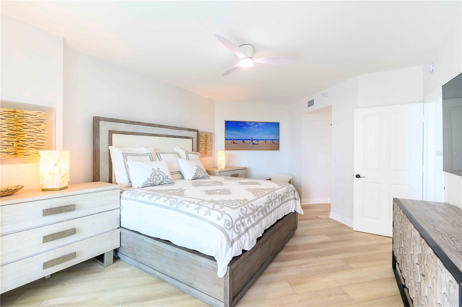 Image 15 of 38 For 1180 Gulf Boulevard 504