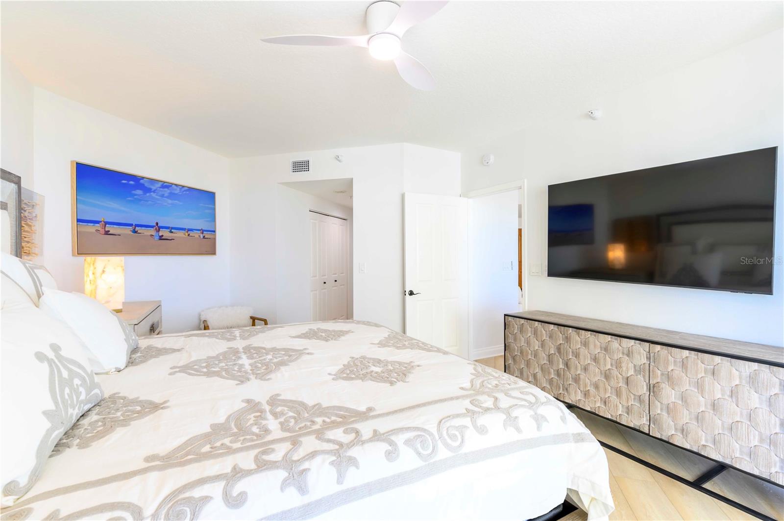 Image 16 of 38 For 1180 Gulf Boulevard 504