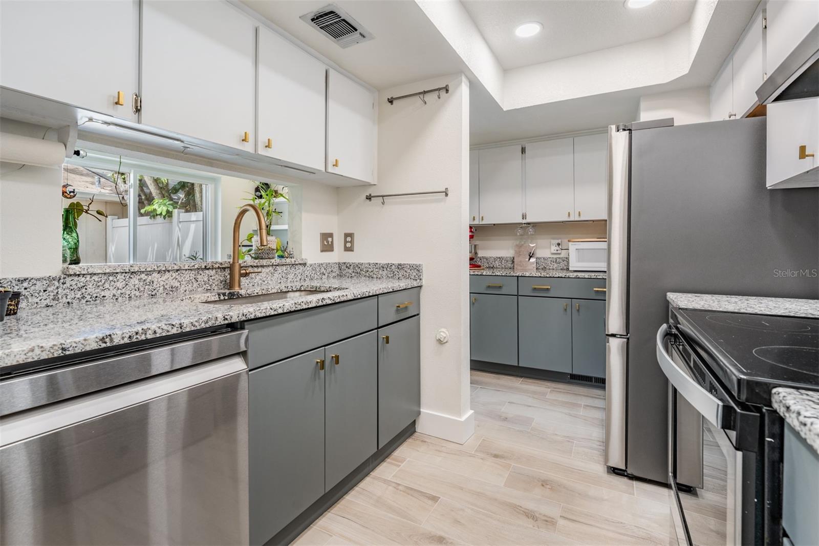 Listing photo id 8 for 103 Davis Boulevard B