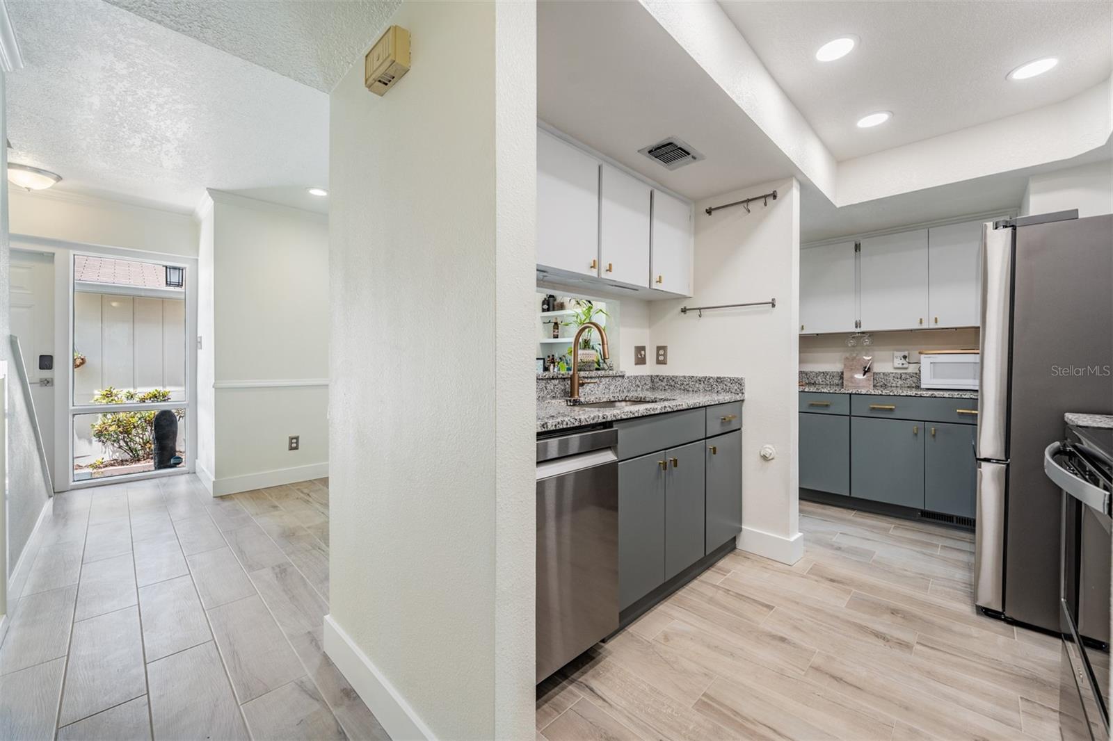Listing photo id 7 for 103 Davis Boulevard B