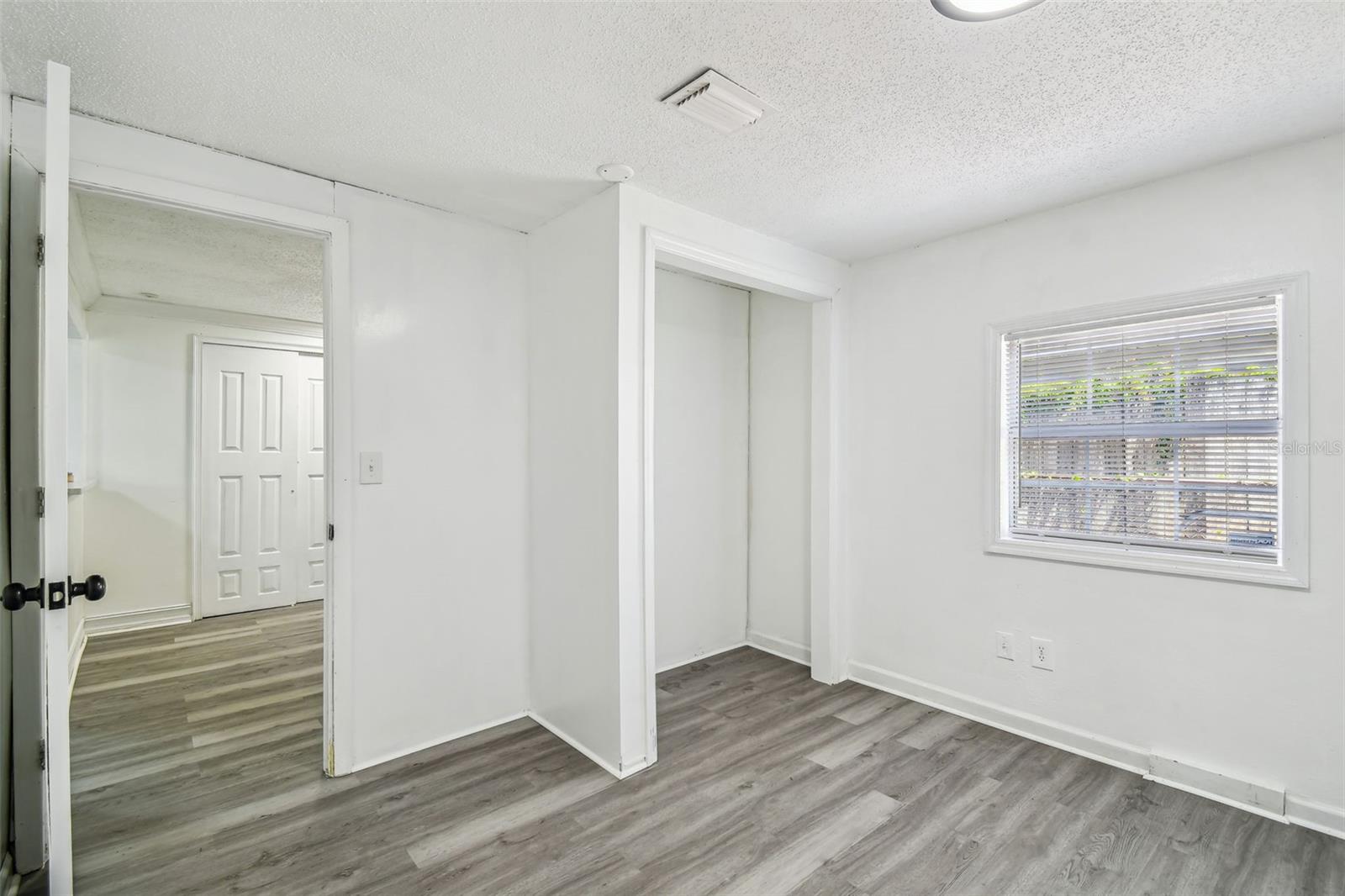 Image 21 of 35 For 1833 Knollwood Drive