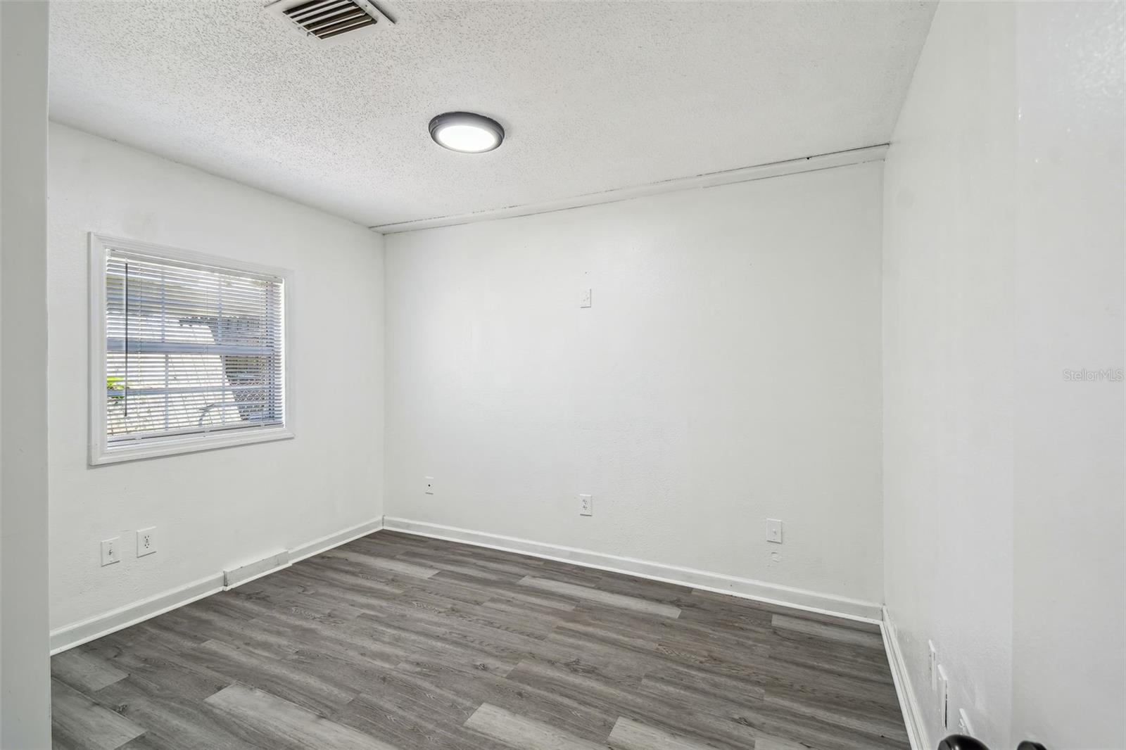 Image 22 of 35 For 1833 Knollwood Drive