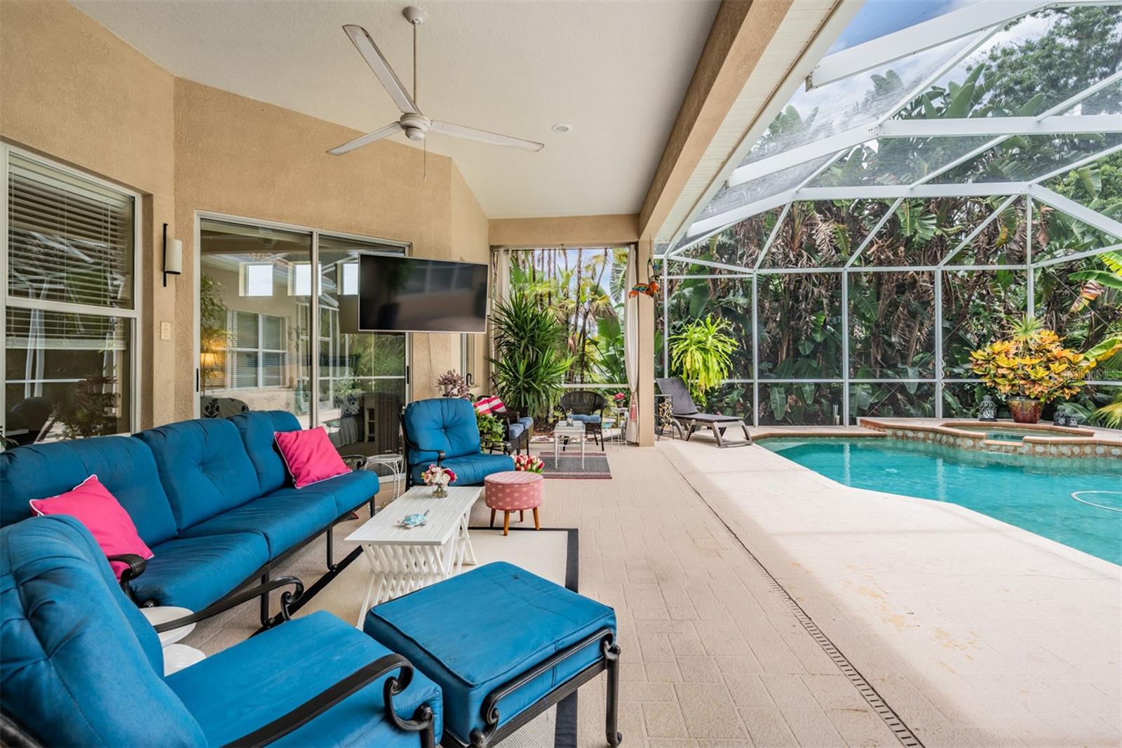 Listing photo id 11 for 13816 Thoroughbred Drive