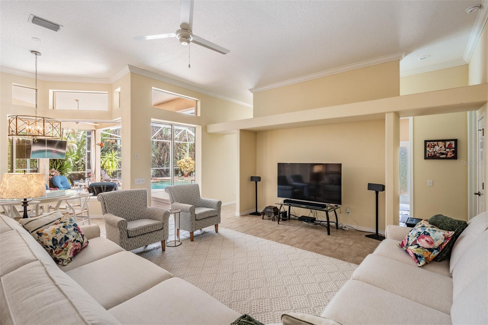 Listing photo id 14 for 13816 Thoroughbred Drive
