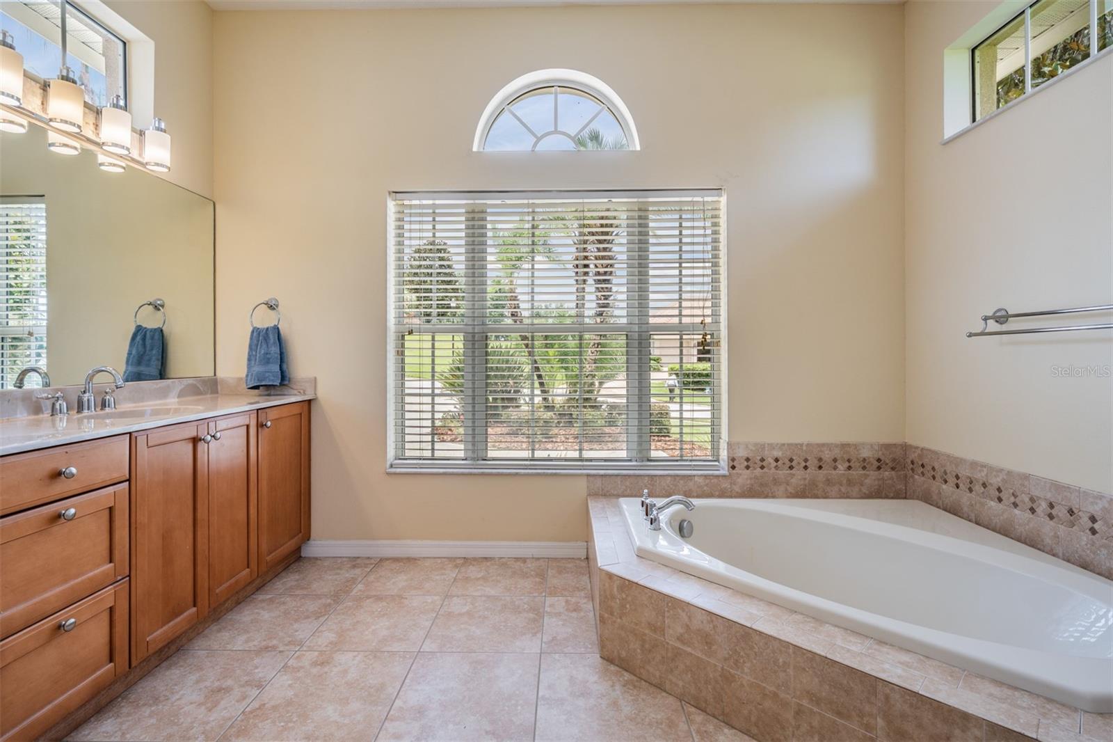 Listing photo id 19 for 13816 Thoroughbred Drive