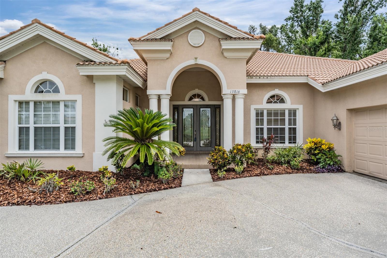 Listing photo id 1 for 13816 Thoroughbred Drive