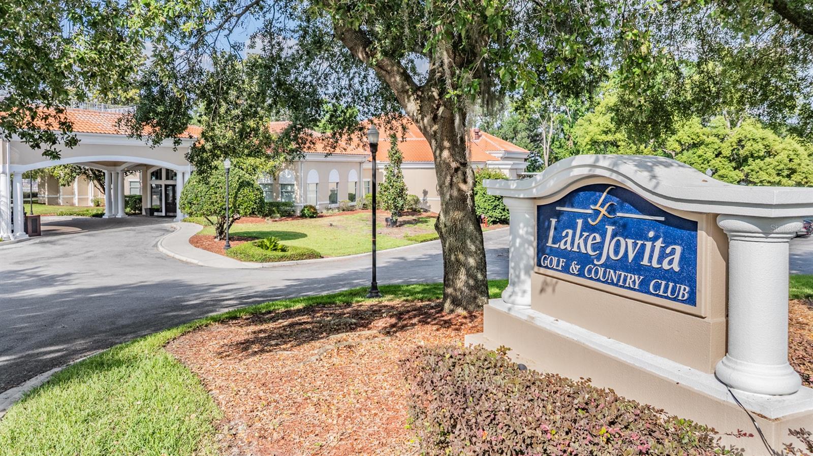 Listing photo id 37 for 13816 Thoroughbred Drive