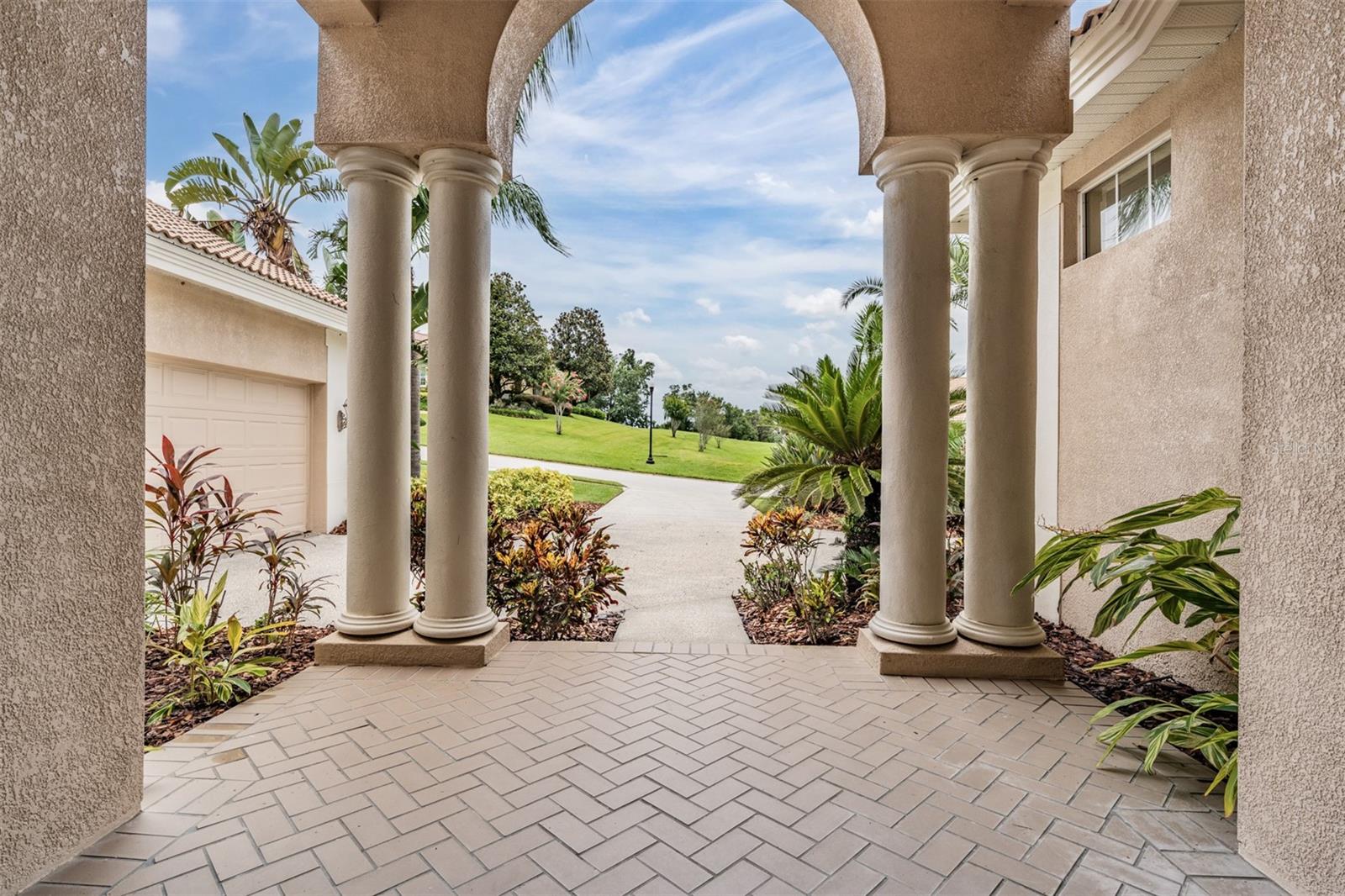 Listing photo id 3 for 13816 Thoroughbred Drive