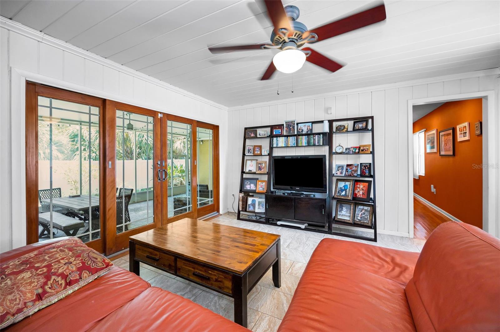 Listing photo id 9 for 4112 Corona Street