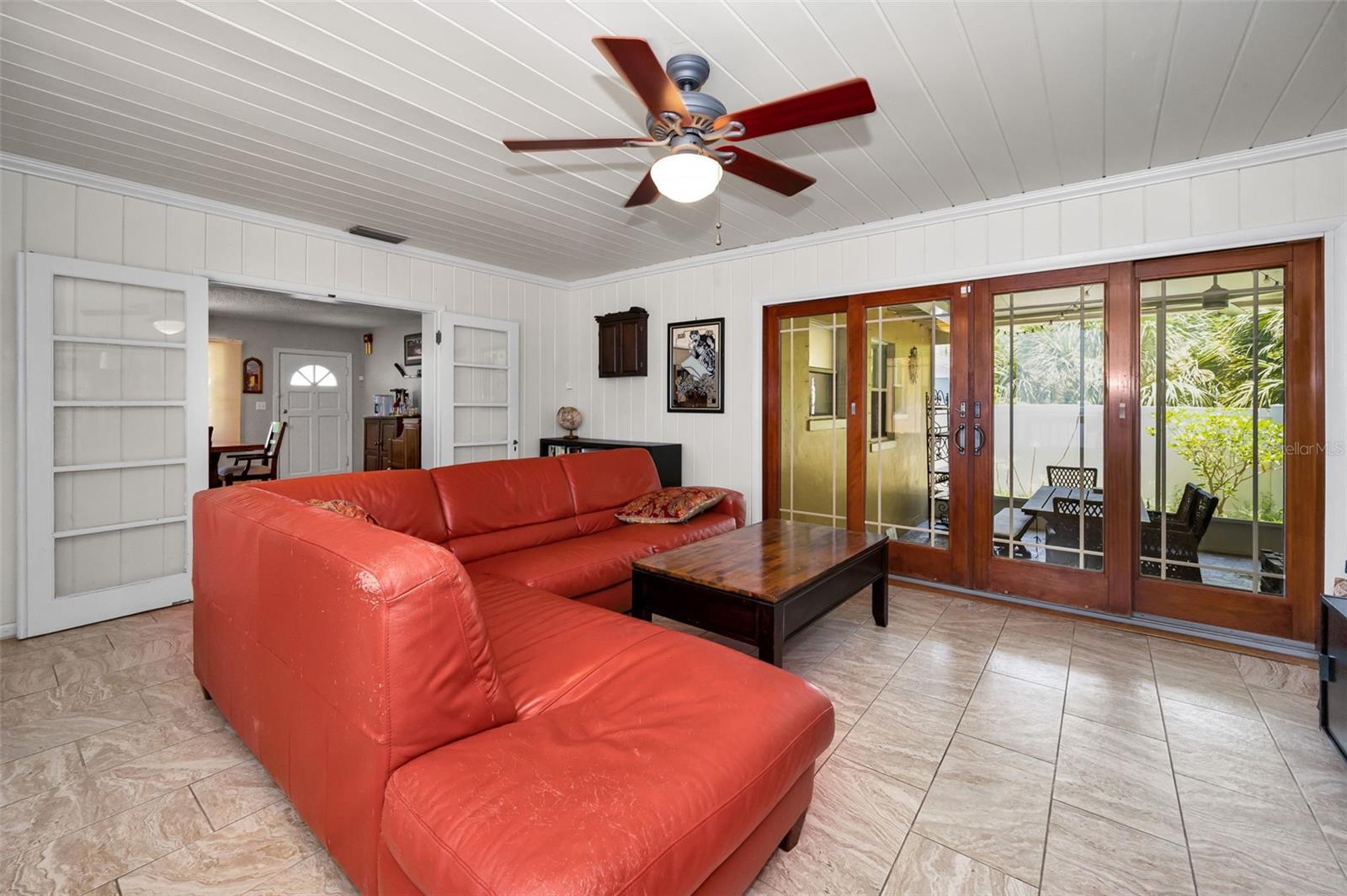 Listing photo id 12 for 4112 Corona Street