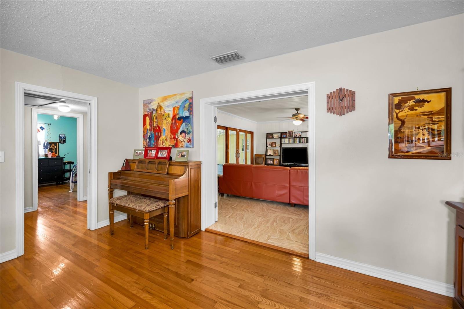 Listing photo id 13 for 4112 Corona Street