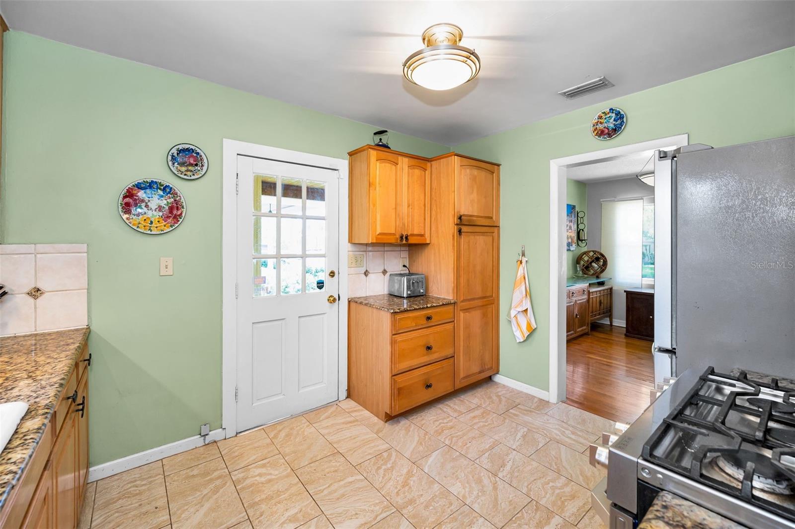 Listing photo id 14 for 4112 Corona Street