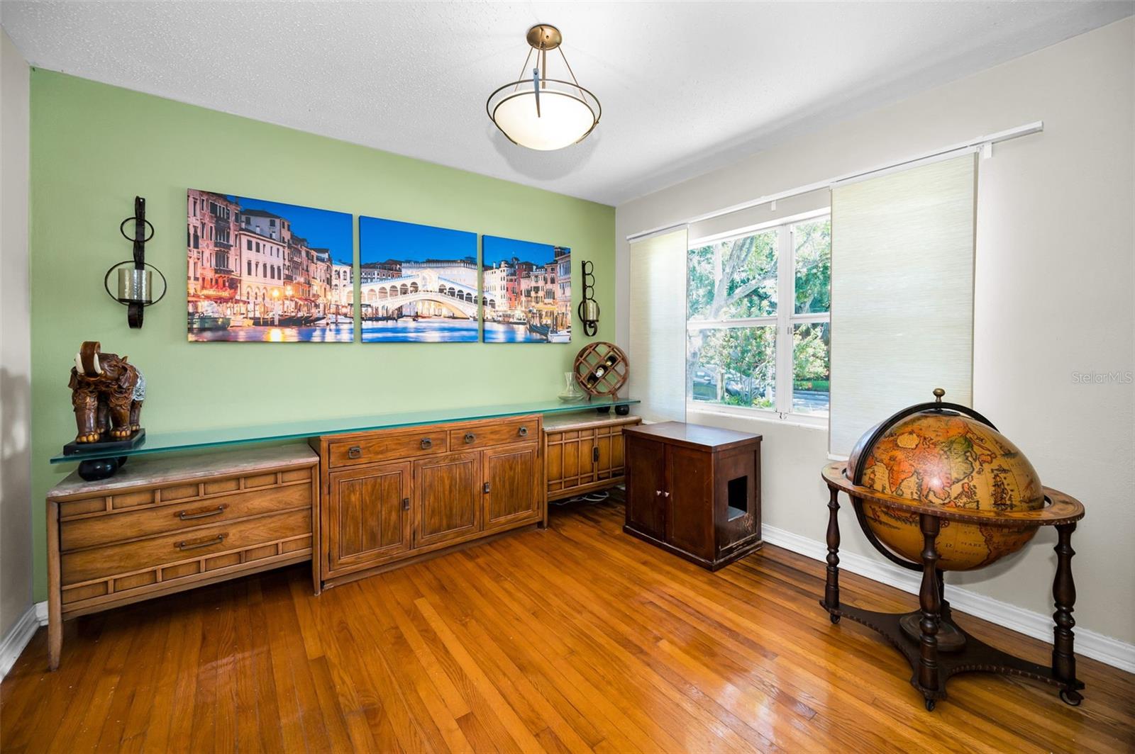 Listing photo id 15 for 4112 Corona Street