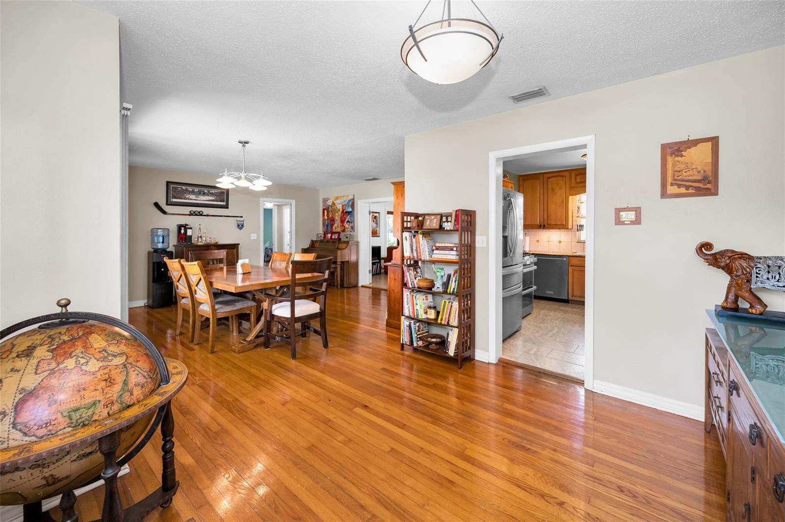 Listing photo id 17 for 4112 Corona Street