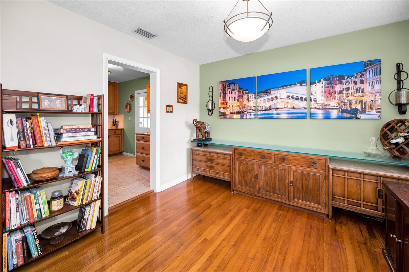 Listing photo id 18 for 4112 Corona Street
