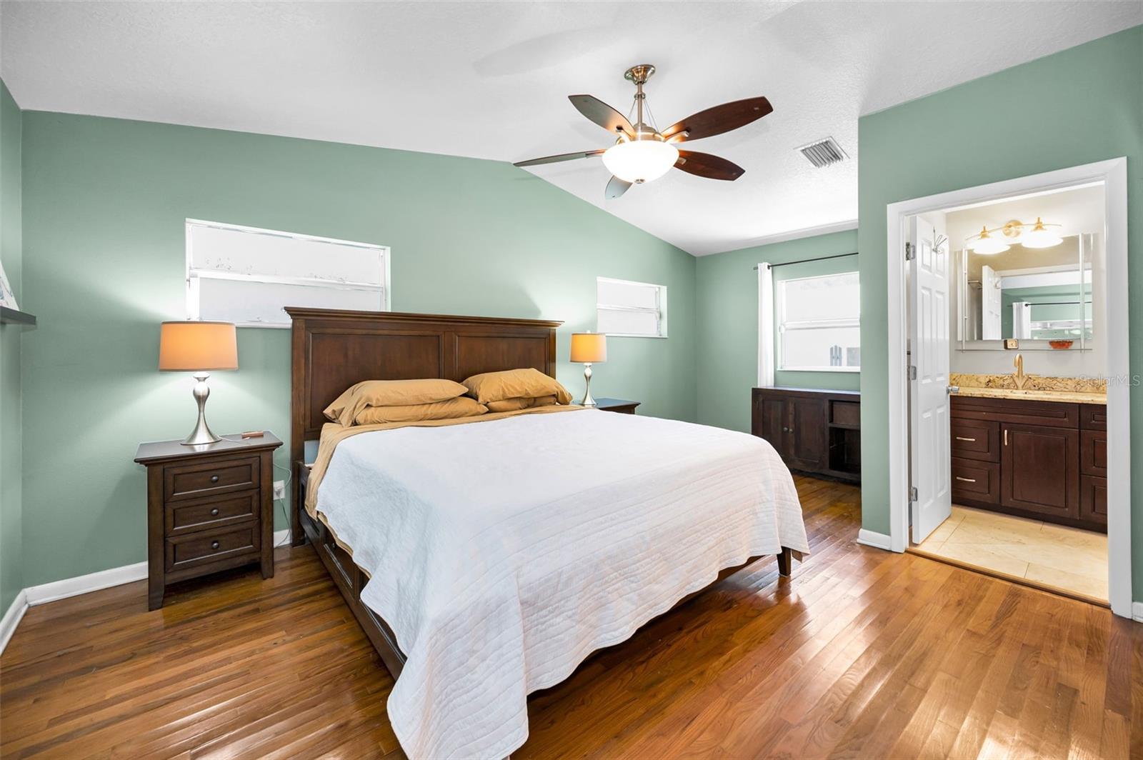 Listing photo id 19 for 4112 Corona Street