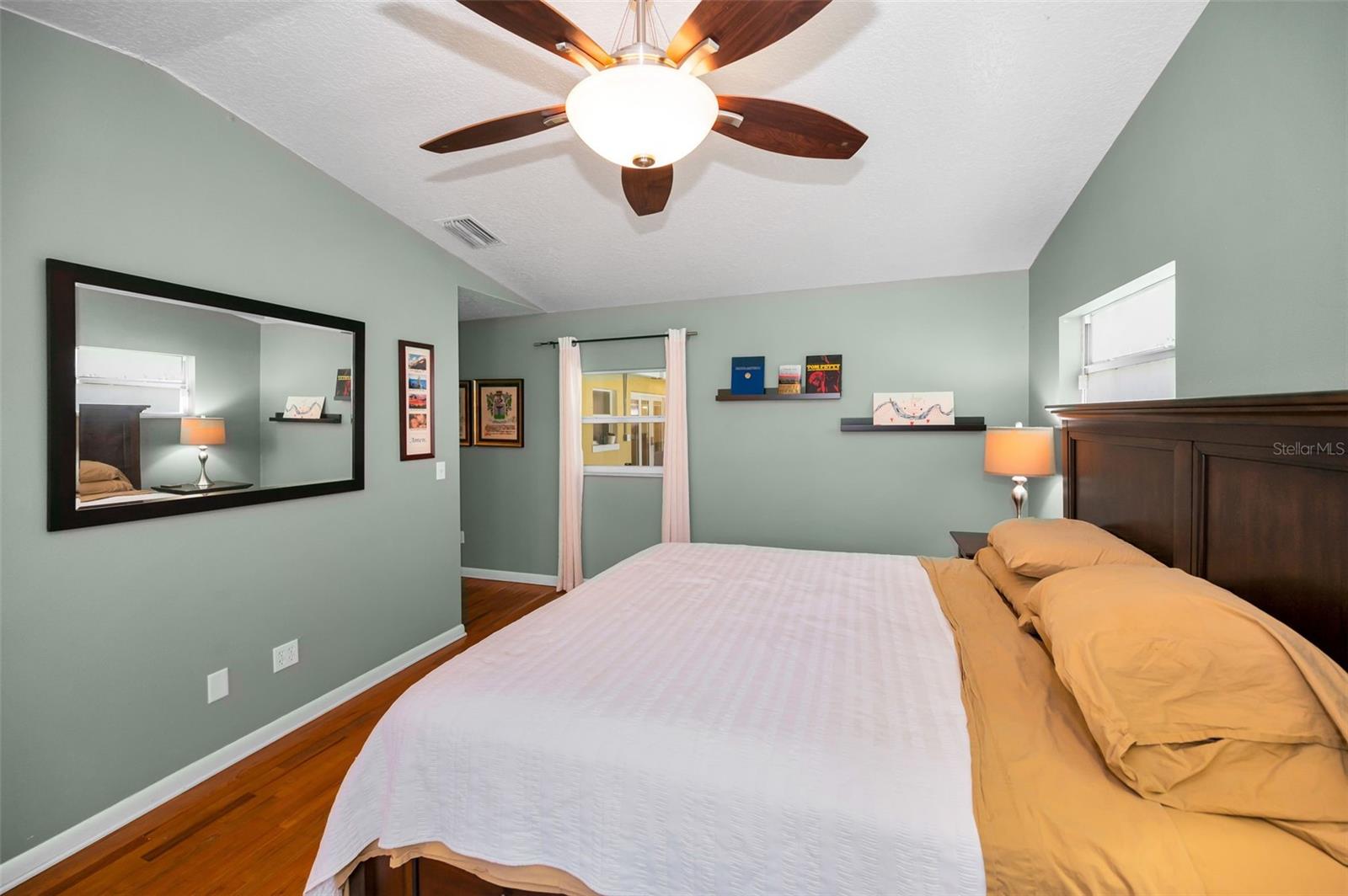 Listing photo id 21 for 4112 Corona Street